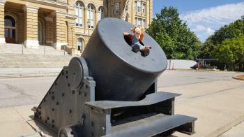 Click to enlarge image Seacoast Mortar - Iowa State Capitol building and the Largest Gold Dome of ALL US State Capitols - Everyone should visit this beautiful five-domed building worthy of housing the Governor of Iowa in Des Moines